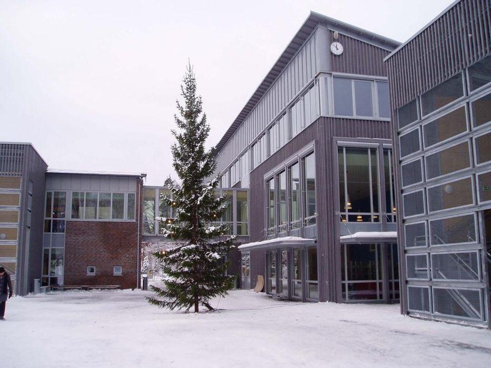 Stabekk skole sto ferdig i desember 2004.  Miljøplan og beredskapsplan for prosjektet ble utarbeidet og fulgt.