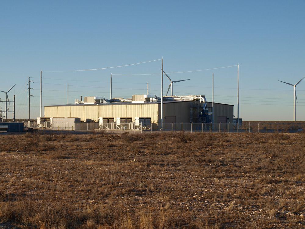 Ved denne vindfarmen i Texas har Duke Energy installert et av verdens største batterier
