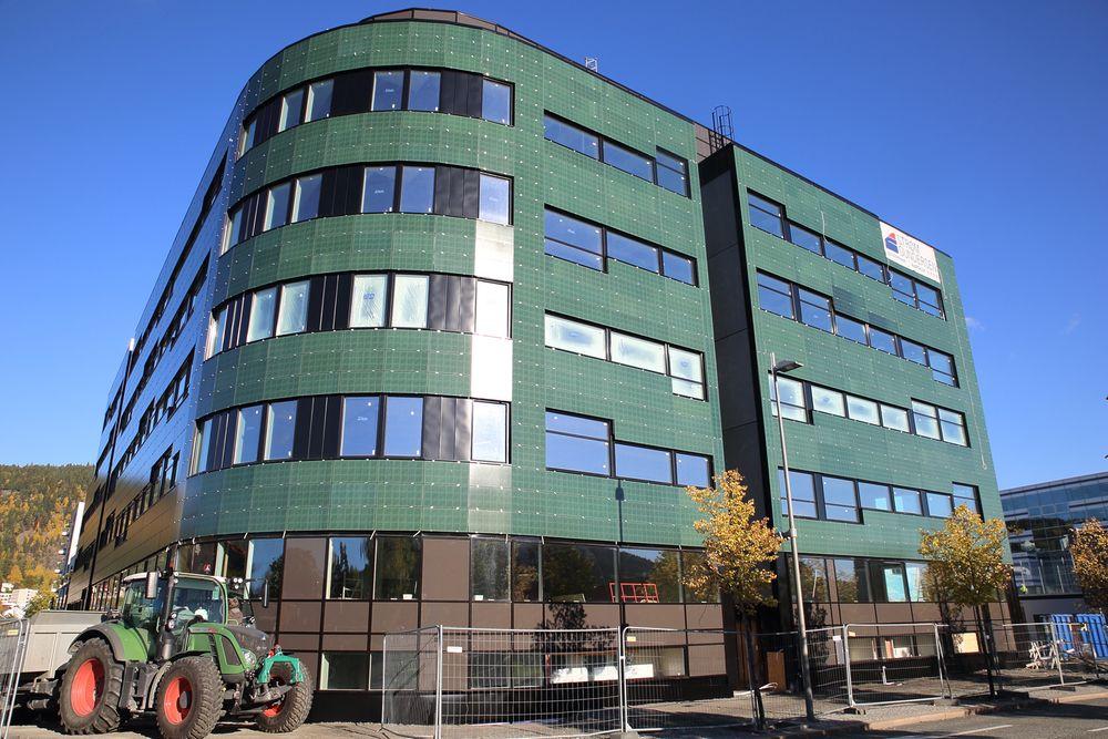 Grønt: Det nye bygget ved Union Brygge i Drammen er kledd med en helt ny strømførende fasadeteknologi. Grønnfargen er festet på et 4 millimeter tykt sikkerhetsglass, i tillegg til print av grønt gress.