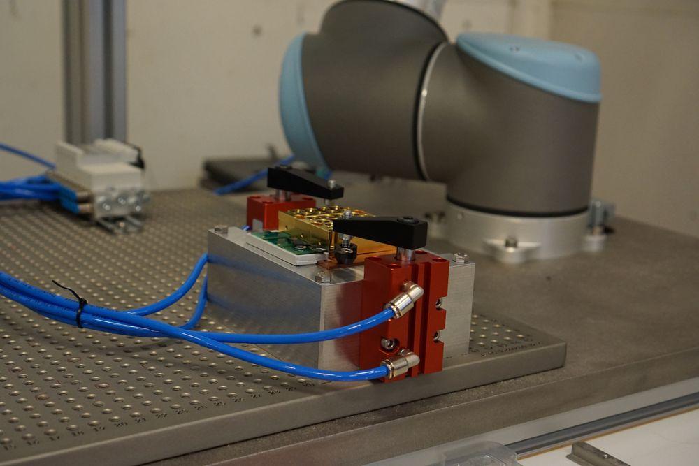 Kravene til presisjon er høye, og roboten skal både montere og trekke til skruer og smøre på kjølepasta i korrekt mengde.