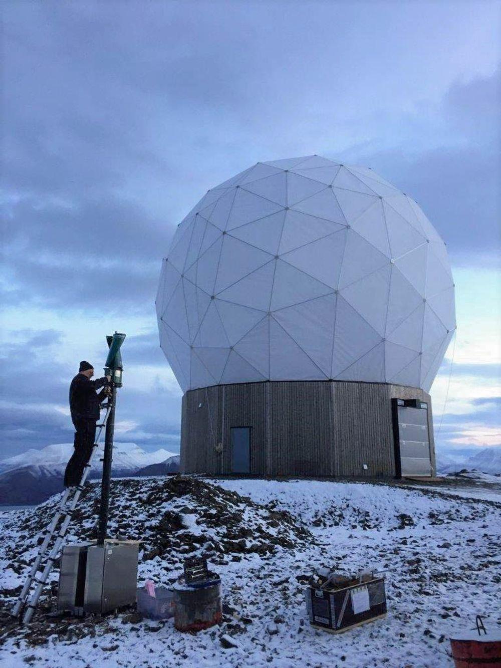 AIS basestasjon på Svalbard skal supplere AISSat-1 og AISSat-2 og landbaserte stasjoner for å overvåke den økende skipstrafikken rundt Svalbard.
