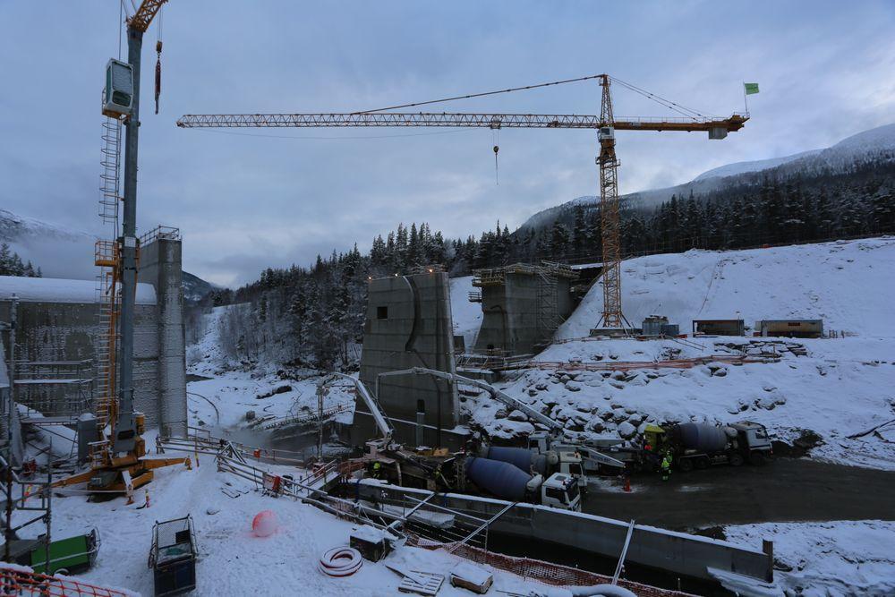 Eidsiva Vannkraft måtte grave seg 14 meter ned under elvebunnen for å komme til fjell de kunne støpe dammen til Rosten kraftverk på.