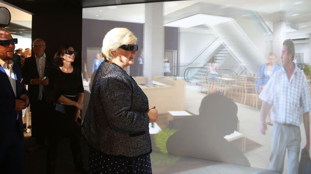 Statsminister Erna Solberg begynner å bli vant til å teste VR-utstyr. Nå vil hun ha fortgang på utviklingen.