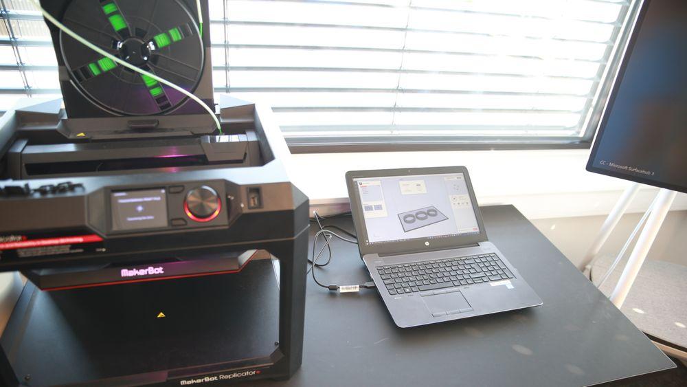 Denne 3D-printeren vil snart bli utfylt av en større og mer anvendelig.