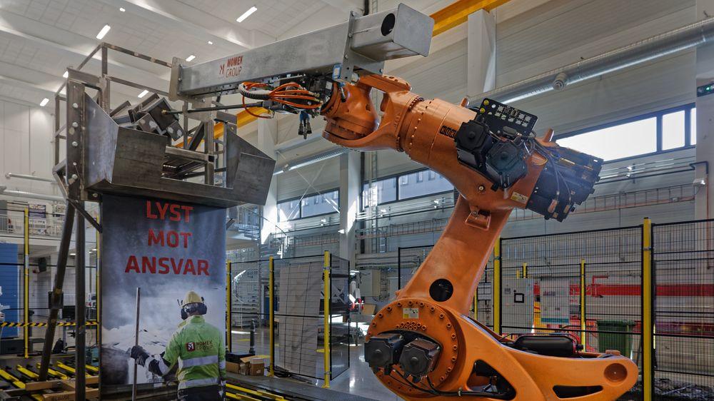 Giga-roboten er den største i Kukas modellspekter. Her klargjøres roboten på Mechatronics Innovation Lab for en langt tøffere jobb hos Elkem. Så varmt kan det bli at Momek må lage rømmingsvei for roboten