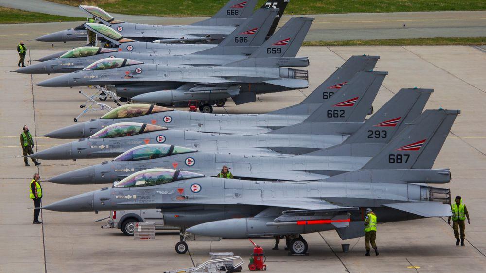 687 (nærmest) sammen med sju andre norske F-16 under øvelsen ACE-17.