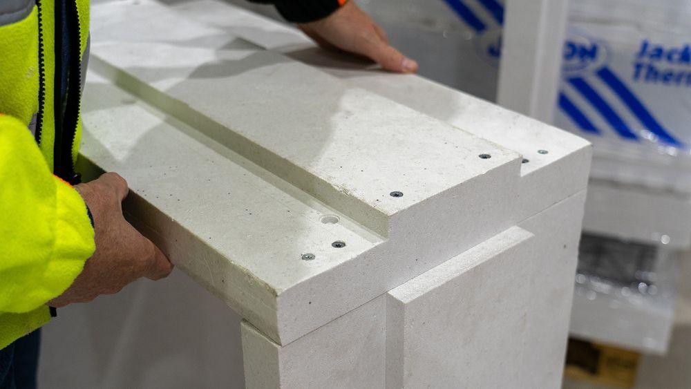 Jackopor Plank 350, 350HD og 450 har et spor inn mot betongkjernen, i tillegg til at den fungerer som skrufast smyglist i hele blokkbredden.
