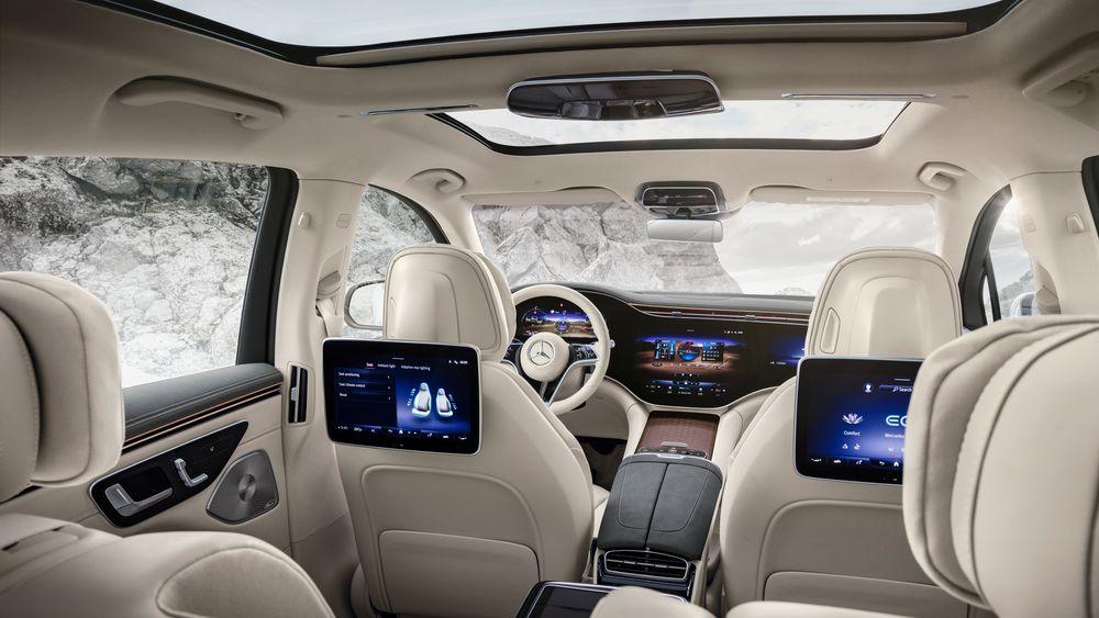 EQS SUV kan utstyret med skjermer på andre seterad. 