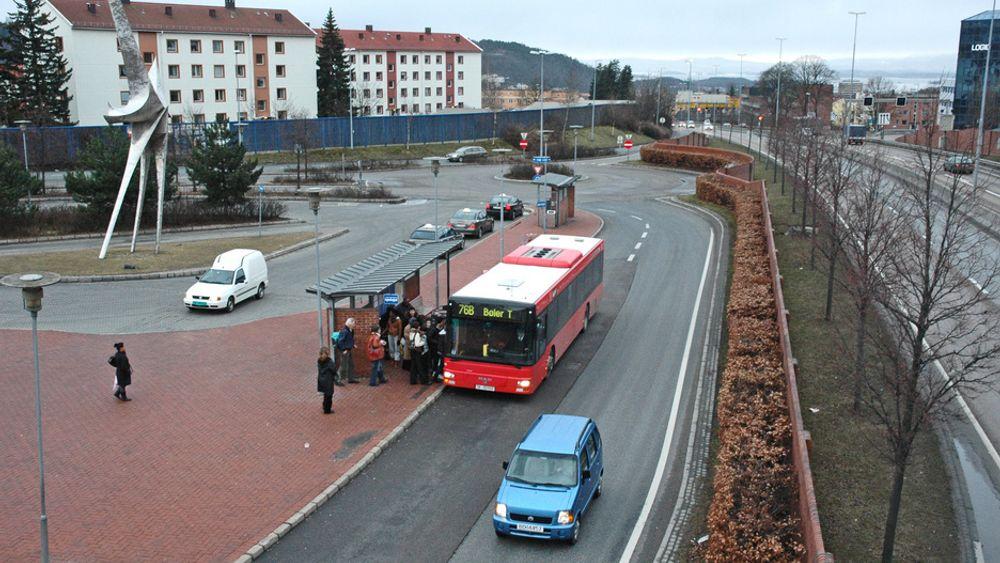 I dag må bussene på Helsfyr dele trasé med en pårampe til Strømsveien. Nå blir rundkjøringen i bakgrunnen flyttet lengre vekk og ny pårampe vil bli lagt gjennom støyskjermen.