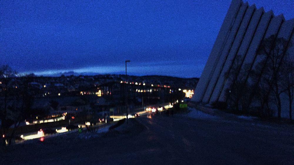 Kommunene sør for Tromsø ble i går tvunget av Statnett til å koble ut strømmen i perioder for at Tromsø skulle få igjen strømmen.
