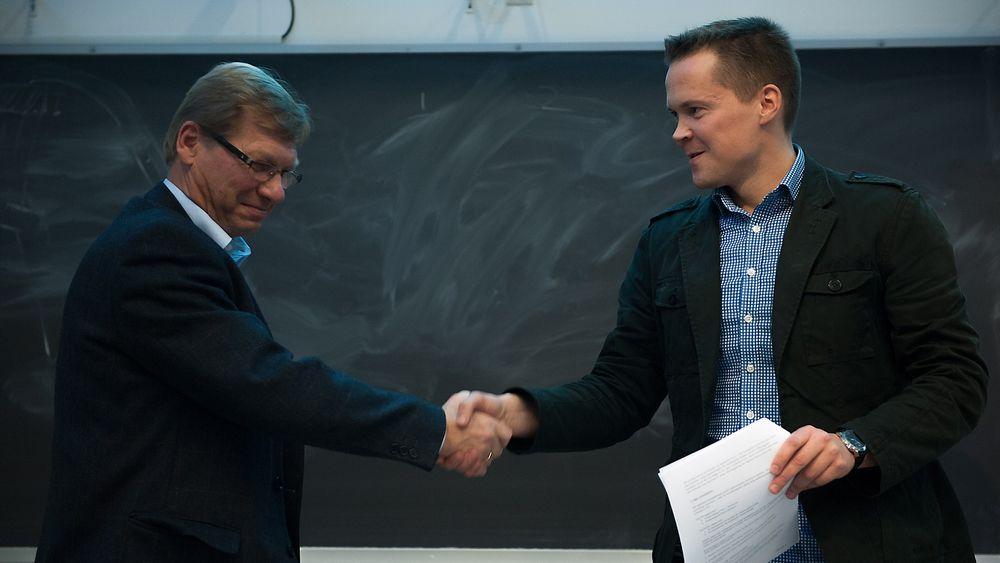 Forskningssjef Stein Grinaker ved FFI, til venstre, og instituttleder Morten Breivik ved Instiutt for teknisk kybernetikk, NTNU som  undertegnet en rammeavtale for samarbeid mellom FFI og NTNU innen autonome og ubemannede systemer 