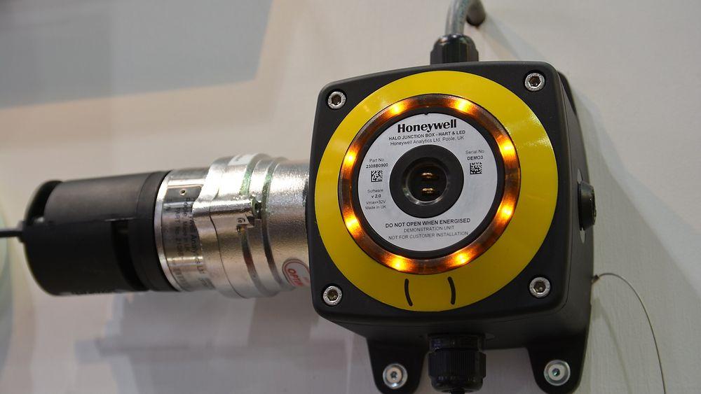 Transmitter for gassdetektor med blinkede lys i ulike farger hos Holta & Håland Safety.