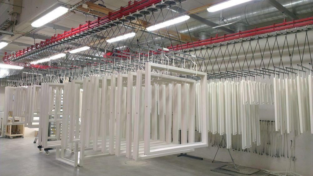 RFID styrer sprøytemaling med roboter av vinduer hos Lillerønning Snekkerfabrikk.