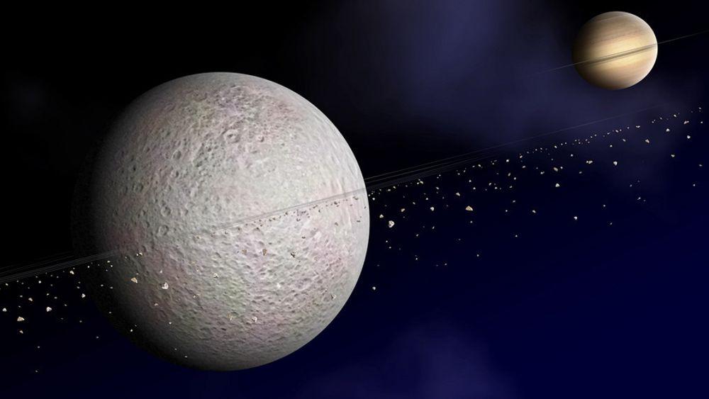 Månen Rhea er bare 1.500 kilometer i diameter. Likevel har astronomene nå funnet materiale som sirkler rundt månen, som dermed ser ut til å ha sitt eget ringsystem, akkurat som moderplaneten Saturn.