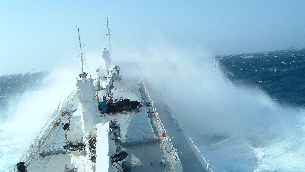 Store bølger behøver ikke å være noe problem for store skip, men drivstofforbruket øker og last kan skades. 