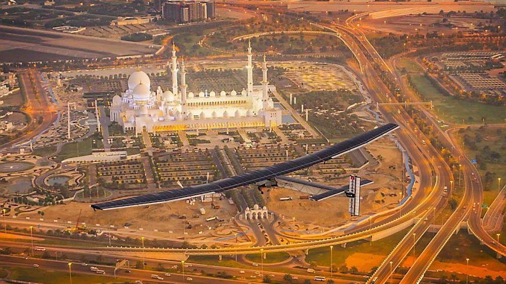 Her er Solar Impulse 2 på en av mange treningsturer som er gjennomført fra Abu Dhabi de siste ukene. Jorda rundt-ferden starter etter planen mandag 9. mars. 