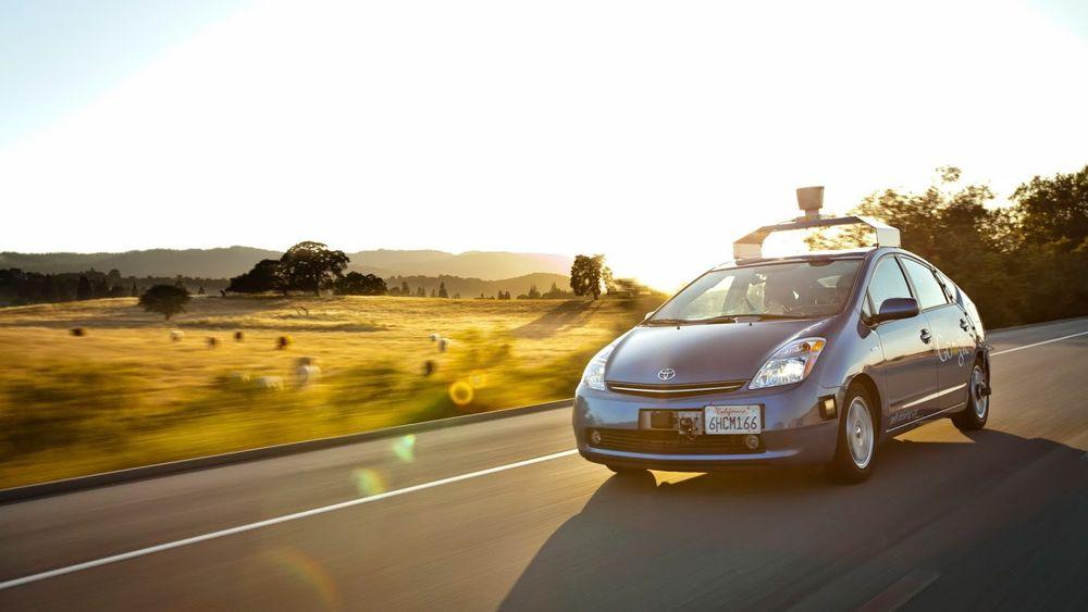 Dette bildet er fra 2009 da Google startet testing med selvkjørende biler på veiene i California med denne ombygde Toyota Prius-en. 