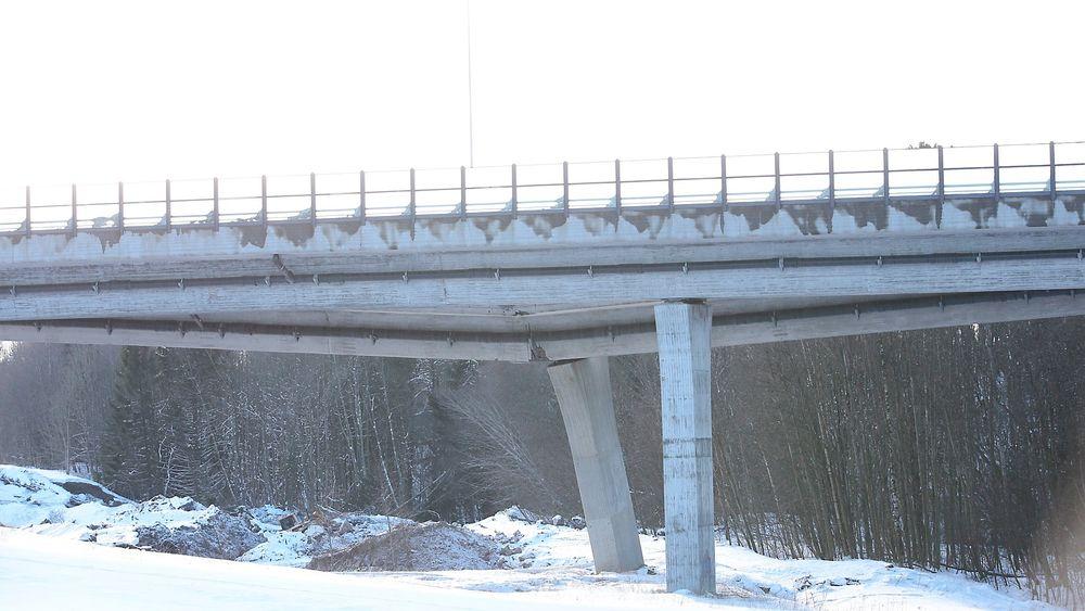  Skadet: Den ene pilaren under Skjeggestad-brua står skjevt etter at grunnen under skled ut tirsdag. 