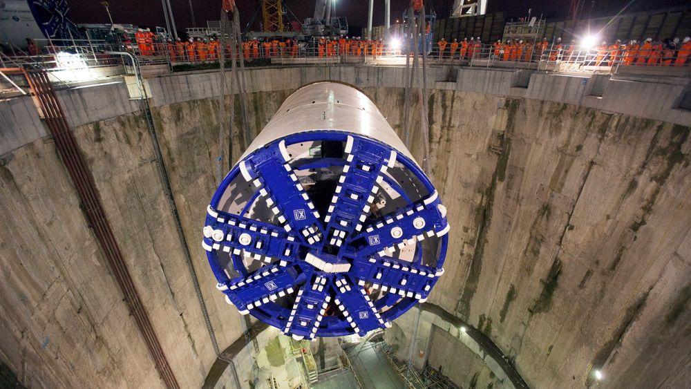 Mens åtte store tunnelboremaskiner driver tunneler under London by, drives fremdeles de fleste store norske tunneler med konvensjonell boring og sprengning. 