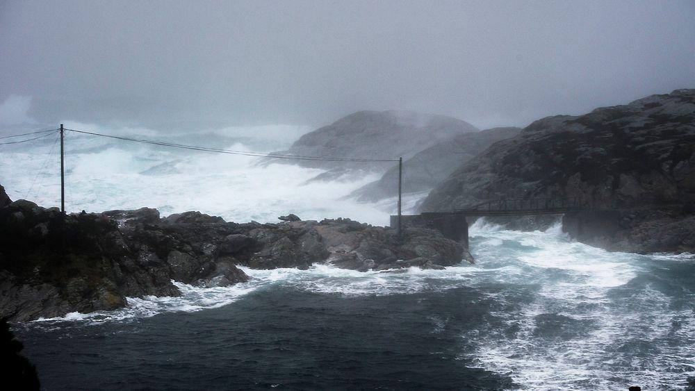 Ekstremværet Nina førte til mørklegging mange steder i Sør-Norge. Flere av dem kunne vært unngått. Her fra Øygarden i Hordaland lørdag ettermiddag. Foto: Marit Hommedal /NTB scanpix 