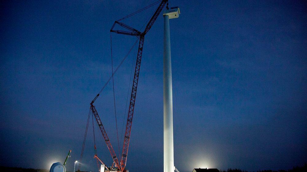  Her monteres verdens kraftigste vindturbin, V164-8.0 MW, på testsenteret i Østerild.