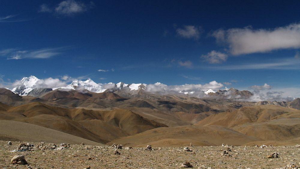 Tibetplatået ligger har lite infrastruktur, tynn luft og ligger gjennomsnittlig på 4500 meter over havet. 