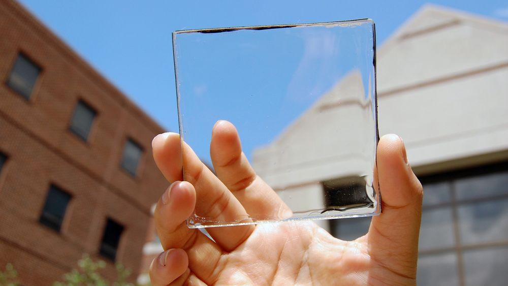 Usynlig: En gjennomsiktig, selvlysende  solkonsentrator over et stykke glass. Helt uten farge. 