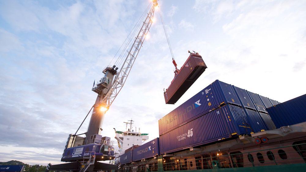 LØFTER MER: Den nye mobile containerkranen på Drammen Havn skal bygges i Tyskland og har en løftekapasitet på 140 tonn. Det er 40 tonn mer enn dagens kran og lover godt for subseaindustrien på Østlandet, som ofte bestiller varer som er tyngre enn andre varer. 