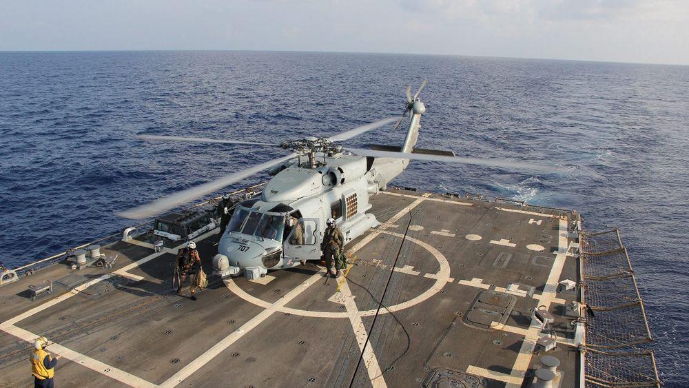 Et amerikansk MH-60R Seahawk-helikopter på dekket på destroyeren USS Pinckney. Helikopteret er ett av rundt 30 fly som deltar i søket etter MH370. 