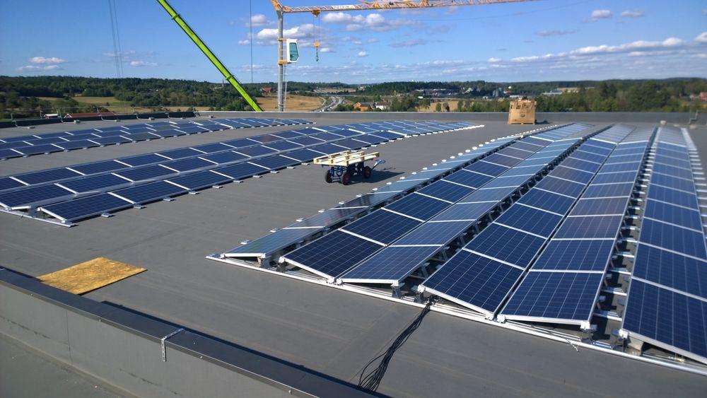 I fjor høst åpnetNorges største solcelleanlegg (370 kW) på taket av Askos varelagerbygninger i Vestby. 