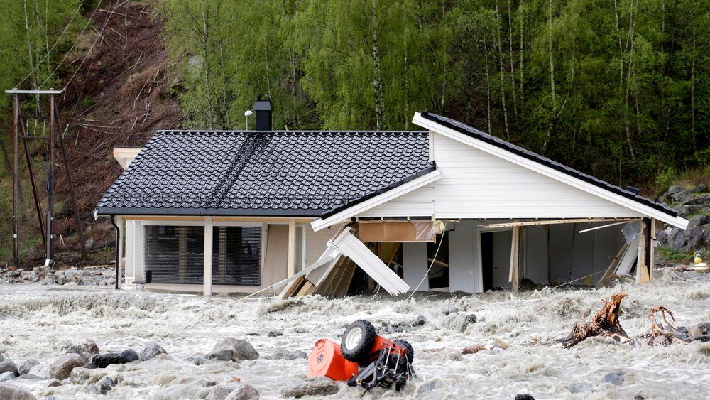SAMLER: Ved å samle Norges ekspertise på klimautvikling i en felles nettjeneste, skal kommunale planleggere få hjelp til å unngå boligbygging i områder som er utsatt for flom, skred og stigning i havnivået. Her fra flommen på Kvam i Gudbrandsdalen i mai.