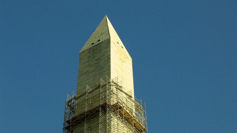 HØYT: Spesialister monterer stillaset hele veien opp det 169 meter høye Washington-monumentet for å reparere skader etter jordskjelv i 2011. Stillaset ble ferdig montert i forrige uke.