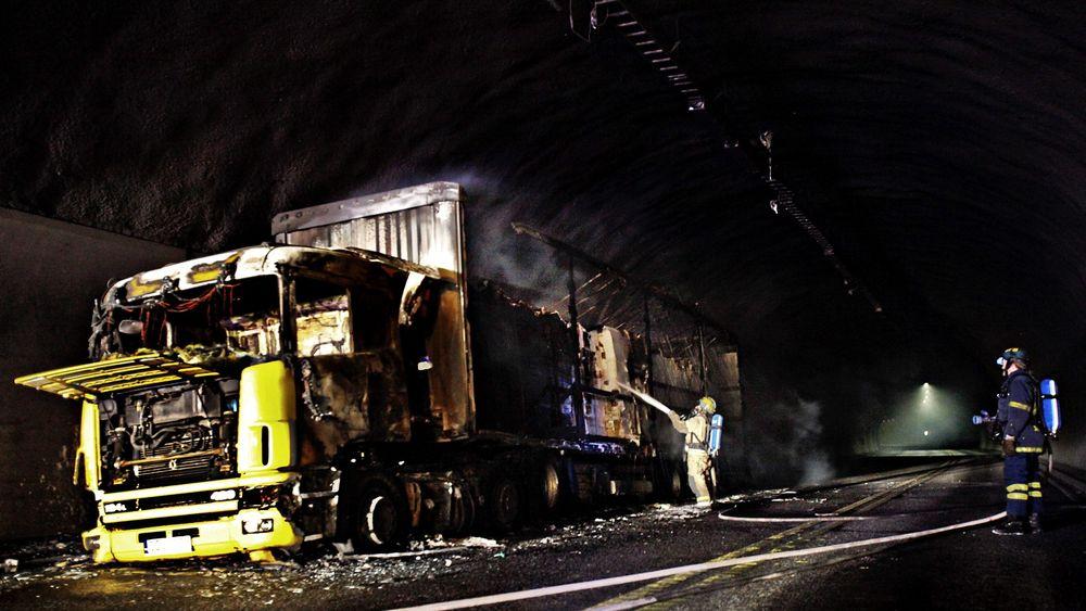 Høye temperaturer er som oftes årsaken til brann i vogntog Her står et polsk vogntog i brann i Oslofjordtunnelen i 2011.