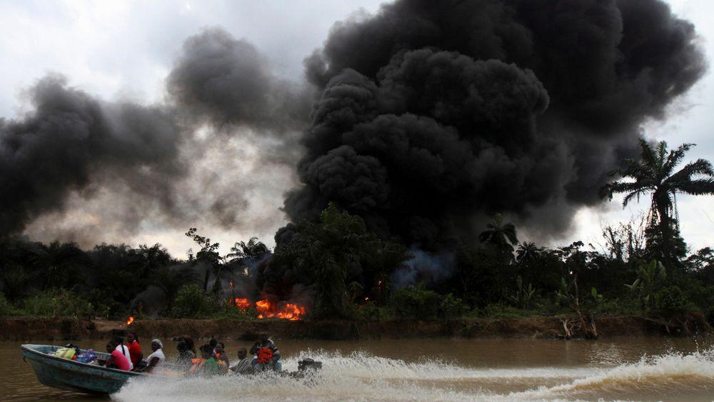 Røyk stiger til værs fra et ulovlig oljeraffineri etter at det ble ødelagt av militæret i en aksjon i delstaten Bayelsa i det sørlige Nigeria. I disse delene av landet er det vanlig at folk stjeler råolje fra rørledninger for å produsere sin egen bensin eller dieselolje. Mange mener de har mer rett til oljen enn den nigerianske staten. 