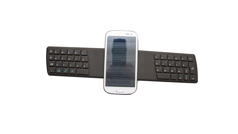 One2touch: Mobilen plasseres midt på tastaturet. Her sitter også NFC-­antennen, slik at mobil og tastatur kommuniserer så lenge de er i berøring.­ Foto: Marius Valle 