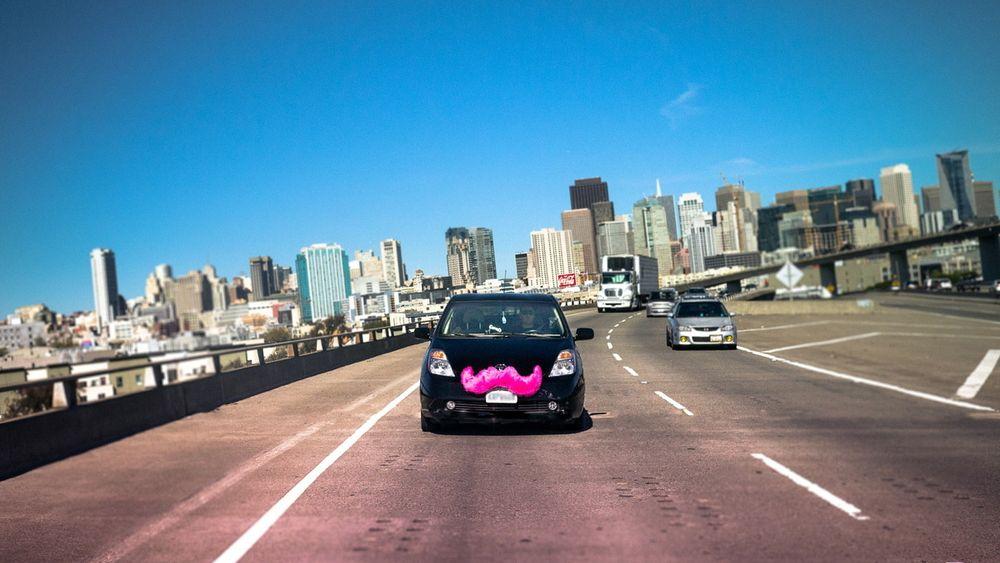 Selskapet Lyfts rosa barter er blitt selve symbolet på de nye «piratene». I motsetning til i en vanlig drosje sitter passasjerene foran i bilen, de hilser sjåføren med et knyttnevedunk og donerer et anbefalt beløp ved slutten av turen.