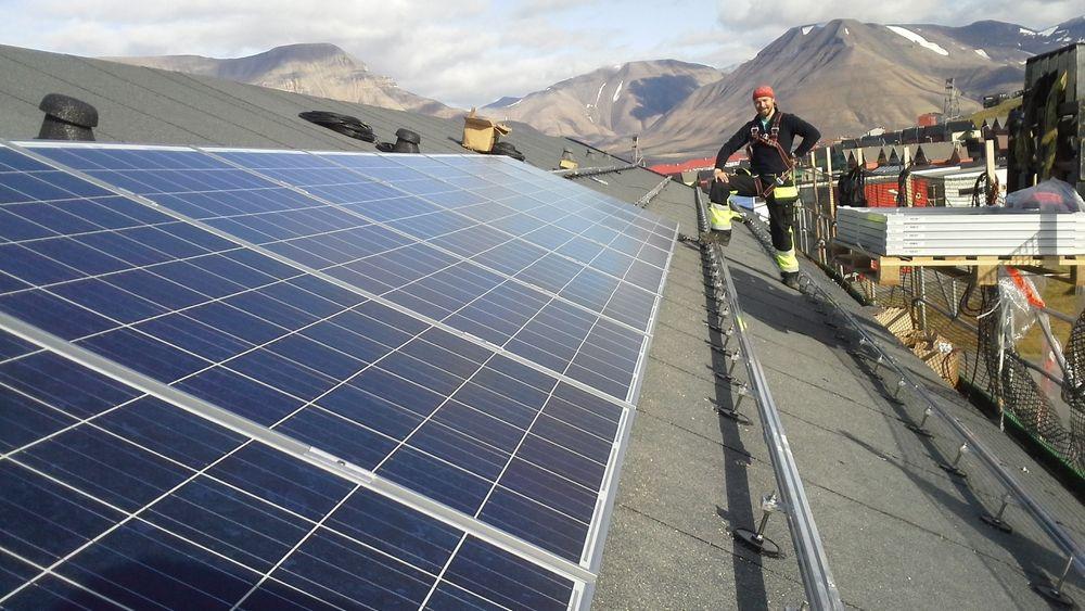 Solkraft fungerer lenger mot nord enn de fleste trodde for få år siden. Her installerer bedriften Solbes solceller på Svalbard, slik at befolkningen blir mindre avhengig av kullkraften.  