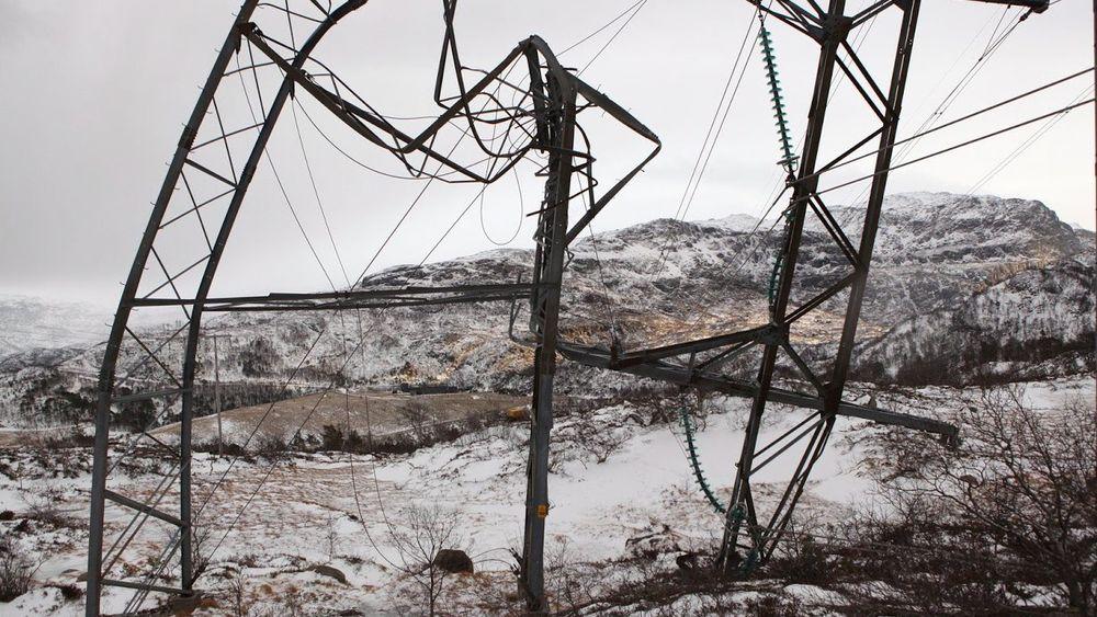 Denne høyspentmasten i Suldal kommune tålte ikke den sterke vinden og havarerte i et kraftig uvær natt til 15. desember. (Foto: Statnett)