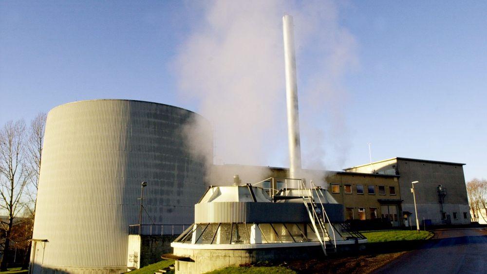 Institutt for Energiteknikk (IFE) på Kjeller ønsker fortgang i beslutningsprosessen fra myndighetene, slik at det ustabile uranbrenselet kan stabiliseres og lagres. Her ses reaktortårnet med to kjøletårn.