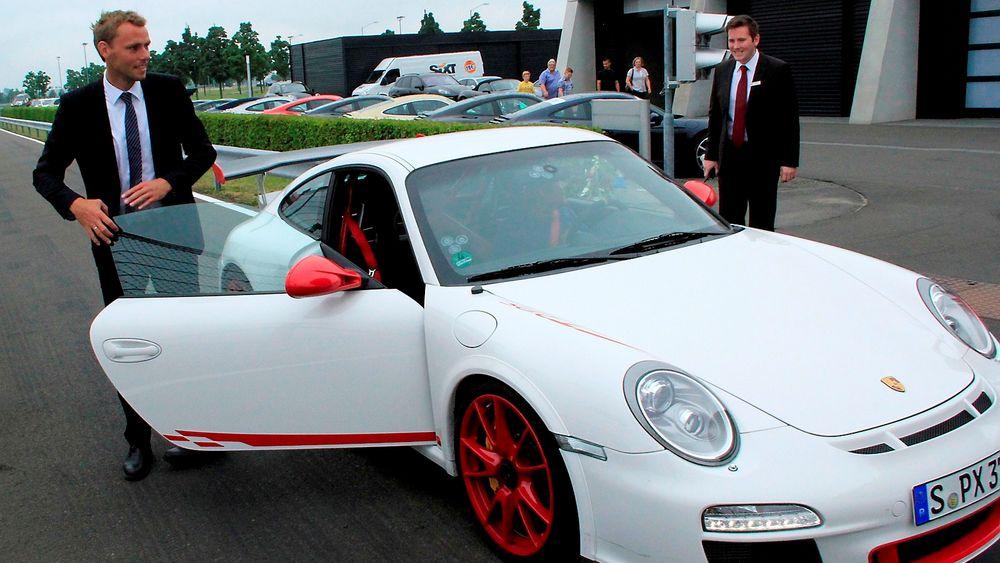 BRENNER FOR FORBRENNINGSMOTOR: Olje- og energiminister Ola Borten Moe fikk tidligere i år realisert drømmen om å kjøre Porsche i fri dressur på en testbane. Forrige uke skapte han furore med sitt elbil-utspill.