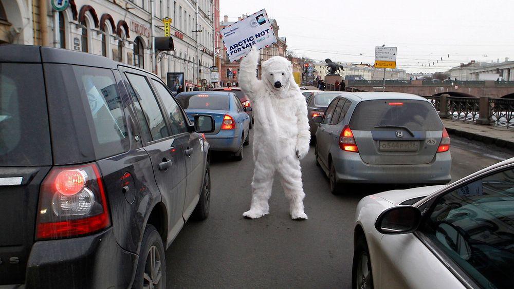 «Arktis er ikke til salgs» var budskapet fra denne Greenpeace-isbjørnen til Jens Stoltenberg (Ap) da statsministeren besøkte Russland fredag. Miljøorganisasjonen er sterkt kritisk til det norsk-russiske samarbeidet om leteboring etter olje i sårbare områder i Arktis. 