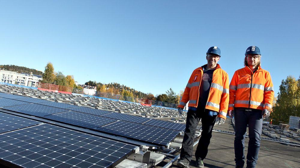 På taket: Taket til parkeringshuset ble ikke brukt til noe. Nå er det klart for ferdigmontering av solcelleanlegget. Fra venstre seniorrådgiver Tor Helge Dokka og prosjektleder Fredrik Dæhli i Skanska. 