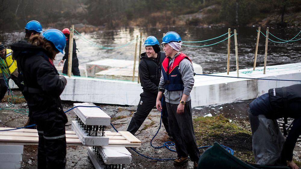 Det er fortsatt mulig å bli ingeniør ved en rekke av landets studiesteder. Her studenter fra Høgskolen i Østfold som fikk i oppdrag å bygge en bro. 
