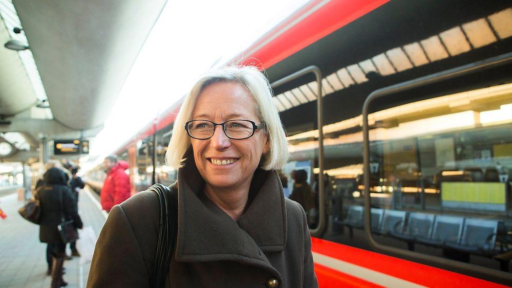Samferdselsminister Marit Arnstad vil heller bygge ut jernbanen rundt storbyene enn å satse på lyntog.  Lyntogutredningen til 80 millioner kroner blir nå lagt bort.