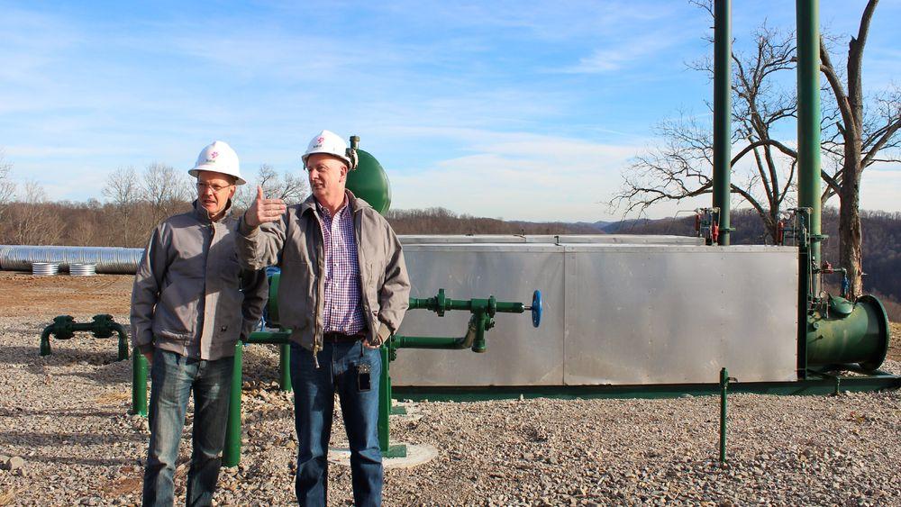 Skifer-sjefer: Torstein Hole (til venstre), direktør for Statoils landbaserte virksomhet i USA, og Andy Winkle, Statoils direktør for virksomheten i Marcellus-området, på en brønnlokasjon i dette området. Foto: Statoil.