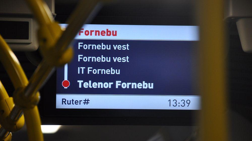 31-BUSSEN TIL FORNEBU: Mens vi venter på Fornebubanen går Ruters busser i kolonnekjøring. 