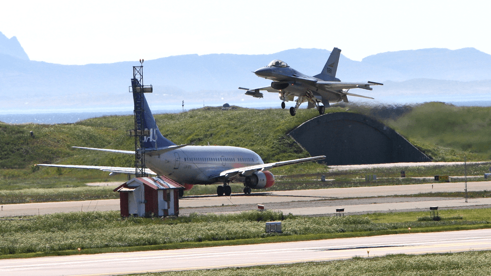 Et F-16-fly møter et Boeing 737-600 på Bodø lufthavn. Nå viser det seg at arvtageren F-35 kan støye fire ganger så mye, noe som vil gjøre støyproblematikken dramatisk verre for bodøværingene.