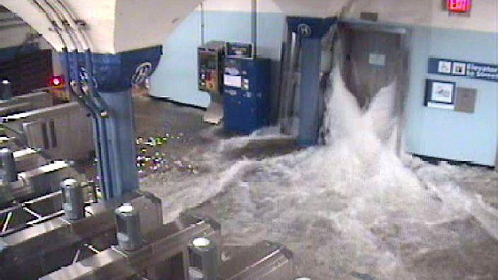 STORE SKADER: Det kan ta fire dager før t-banene i New York åpnes for drift. Vannet som her strømmer inn på t-banestasjonen i Hoboken er fanget opp av et overvåkningskamera.