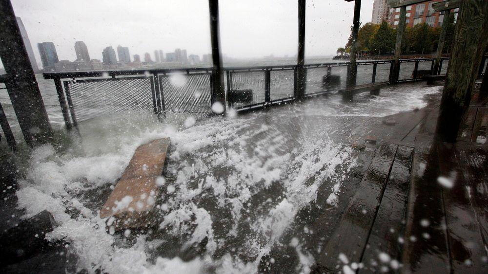 BLÅSER OPP: Vann fra Hudson River slår i land ved Battery Park. New York er i beredskap før orkanen Sandy. 