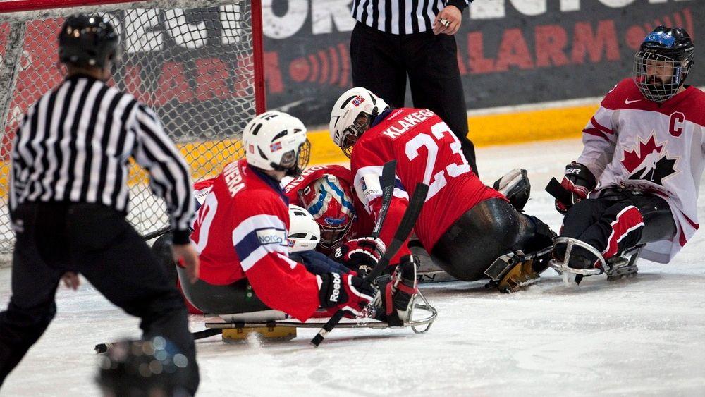 Det går hardt for seg på isen. Her fra en kjelkehockeykamp mellom Norge og Canada på Hamar i mars. 
